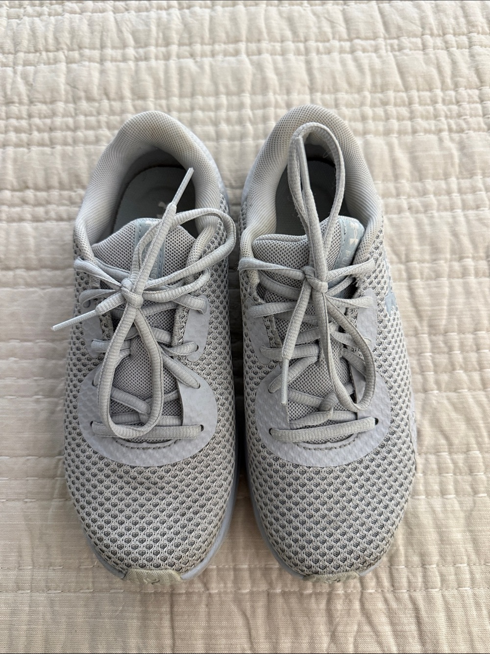 Under Armour Light Gray Mesh Athletic Sneakers charged pursuit